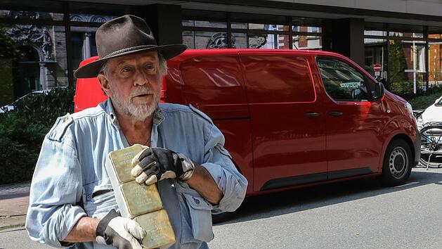 Künstler Gunter Demnig mit den neuen Coburger Stolpersteinen