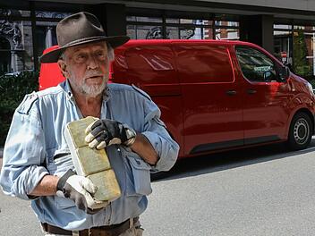 Künstler Gunter Demnig mit den neuen Coburger Stolpersteinen