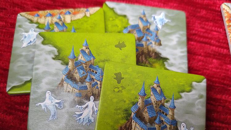 Spiele-Test Nebel über Carcassonne: Der Legespiel-Klassiker als kooperative Geisterjagd
