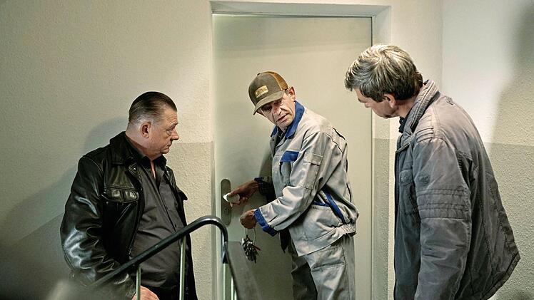 Eine alte Dame, die zur&uuml;ckgezogen lebte, ist tot. Hausmeister Trojanowitz (Henning Peker) &ouml;ffnet Henry Koitzsch (Peter Kurth, links) und Michael Lehmann (Peter Schneider, rechts) ihre T&uuml;r.