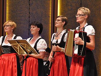 Die "Kaufmannsware - Wilde Schlehen aus der Rhön" ist eine musikalische Familienbande, die kein Blatt vor den Mund nimmt. Edith Hüttner, Angelika Enders, Theresa Seiffert und Ilona Zirkelbach bieten Mundartgesang mit frechen Texten (von links).  Fotos: Peter Klopf