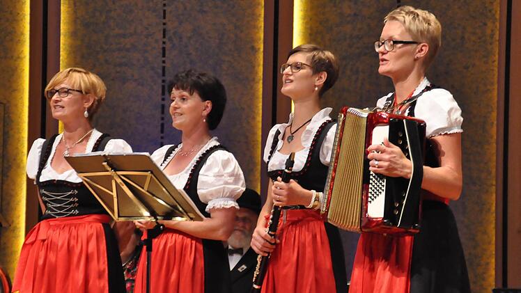 Die "Kaufmannsware - Wilde Schlehen aus der Rhön" ist eine musikalische Familienbande, die kein Blatt vor den Mund nimmt. Edith Hüttner, Angelika Enders, Theresa Seiffert und Ilona Zirkelbach bieten Mundartgesang mit frechen Texten (von links).  Fotos: Peter Klopf