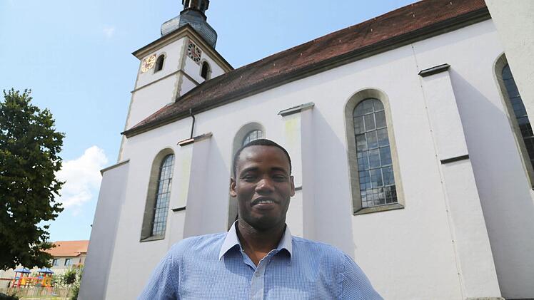 Roland Techou ist derzeit als Urlaubsaushilfe in der Pfarreiengemeinschaft Oberleichtersbach/Schondra eingesetzt.  Foto: Markus Hauck (pow)
