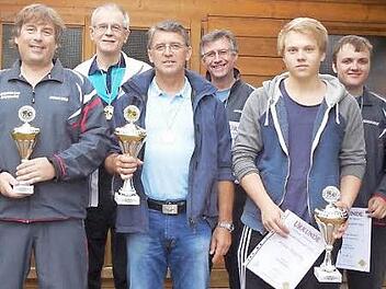 Die Bestplatzierten bei der Vereinsmeisterschaft des Tischtennis-Clubs Mainleus. Von links Werner Sporhan, Matthias Dippold, Helmut Röhrich, Fritz Walter, Jürgen Schramm, Andre Pongratz, Turnierleiter Sebastian Kaske und Vorsitzender Gerd Radue. Foto: privat