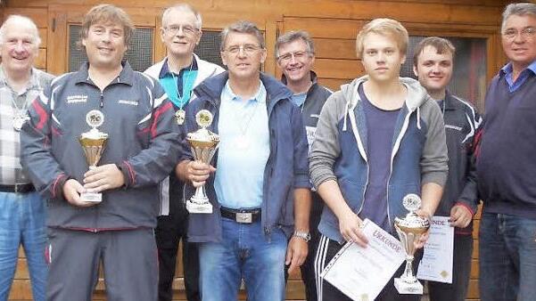 Die Bestplatzierten bei der Vereinsmeisterschaft des Tischtennis-Clubs Mainleus. Von links Werner Sporhan, Matthias Dippold, Helmut Röhrich, Fritz Walter, Jürgen Schramm, Andre Pongratz, Turnierleiter Sebastian Kaske und Vorsitzender Gerd Radue. Foto: privat