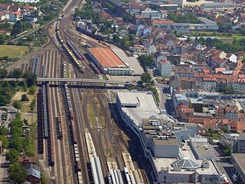 Bamberg ist seit Alters auch ein Bahnknotenpunkt. Eine Ostumfahrung würde nach Meinung des Baureferats den ICE-Systemhalt latent gefährden. Foto: Ronald Rinklef