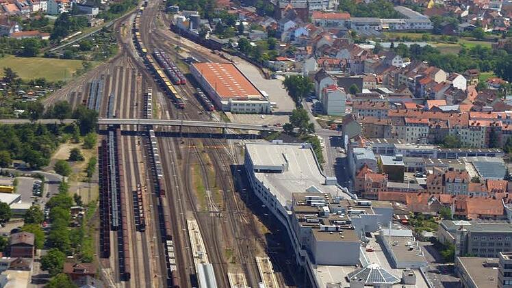 Bamberg ist seit Alters auch ein Bahnknotenpunkt. Eine Ostumfahrung würde nach Meinung des Baureferats den ICE-Systemhalt latent gefährden. Foto: Ronald Rinklef