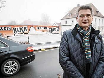 Dietrich Denzner steht auf der Kronacher Spitalbrücke vor dem Transparent: "Lass den Klick in Deiner Stadt." Foto: Hendrik Steffens