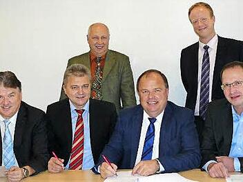 Bürgermeister Werner Burger (Dritter von rechts) bei der Vertragsunterzeichnung. Mit im Bild (von links) Landrat Klaus Peter Söllner, Friedrich Weinlein von der Telekom, Geschäftsstellenleiter Michael Laaber, Andreas Rudloff von der Telekom und Siegbert Reuthert. Foto: K.-P. Wulf