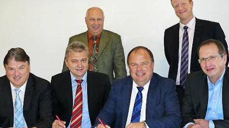 Bürgermeister Werner Burger (Dritter von rechts) bei der Vertragsunterzeichnung. Mit im Bild (von links) Landrat Klaus Peter Söllner, Friedrich Weinlein von der Telekom, Geschäftsstellenleiter Michael Laaber, Andreas Rudloff von der Telekom und Siegbert Reuthert. Foto: K.-P. Wulf