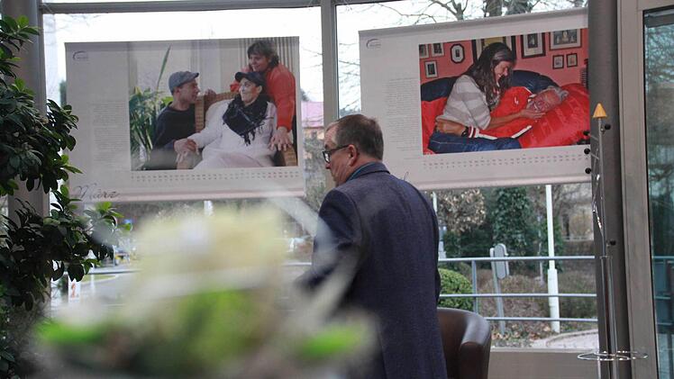 Die Deutsche Palliativstiftung stellt Fotografien ihres Jahreskalenders in der Capio Franz von Prümmer Klinik aus - und will damit ein Tabu aufbrechen. Foto: Carmen Schmitt