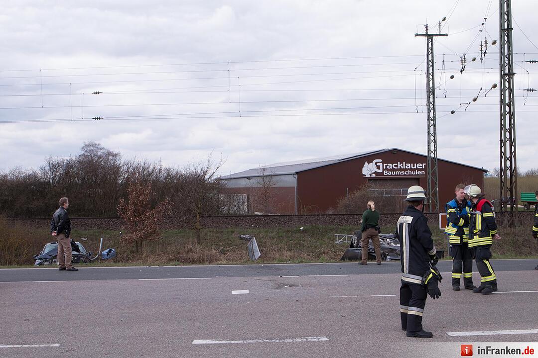 Bei einem schweren Verkerhrsunfall in Gunzenhausen haben sich vier Menschen teilweise schwer verletzt.