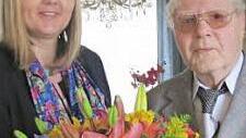 Bürgermeisterin Birgit Weber gratuliert dem Alt-Stadtapotheker Dietrich Schaller zum 90. Geburtstag.  Foto: Martin Koch