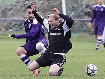 Der Zückshuter Dominik Schmitt (l.) stoppt den Heiligenstadter Patrick Hübschmann, der Schiedsrichter pfeift. Fotos: sportpress