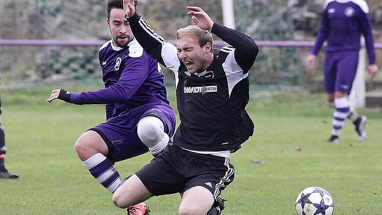 Der Zückshuter Dominik Schmitt (l.) stoppt den Heiligenstadter Patrick Hübschmann, der Schiedsrichter pfeift. Fotos: sportpress