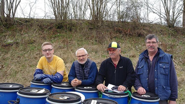 Nun geht es mit circa 400.000 Ameisen auf - für sie - große Fahrt in die neue Heimat (von links): Rene Belian, Hubert Brand, Tadeusz Kostyszyn und Jürgen Dierks. Foto: Stephanie Elm