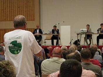 Viele Bürger stellten bei der Info-Veranstaltung der Rhönallianz zum Nationalpark Fragen ans Umweltministerium. Foto: Ulrike Müller