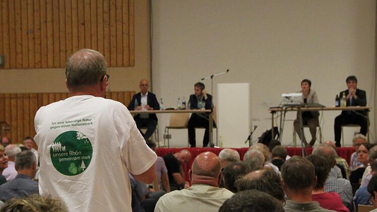 Viele Bürger stellten bei der Info-Veranstaltung der Rhönallianz zum Nationalpark Fragen ans Umweltministerium. Foto: Ulrike Müller