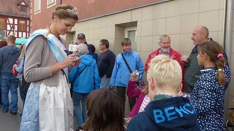 Die amtierende bayerische Krenkönigin Maria I. gibt Autogramme. Foto: Pauline Lindner