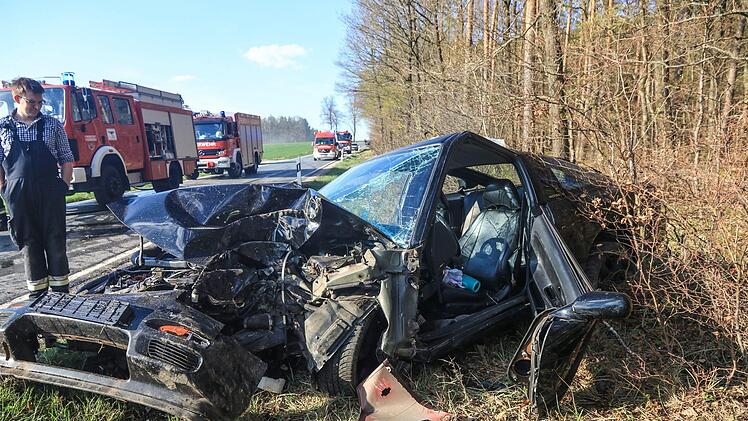 Bei einem Unfall wurde am Dienstagnachmittag bei Reichmannsdorf ein 18-jähriger Autofahrer schwer verletzt. Er hatte beim Überholen die Kontrolle verloren.  Foto: NEWS5 / Merzbach