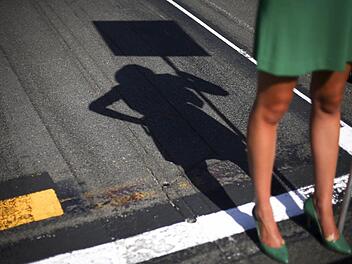 "Grid Girls" gehören wohl einfach dazu. Das "Norisring-Rennen" am Wochenende setzt weiterhin auf die leicht bekleideten Mädels. Doch eine Frauenbeauftragte der Stadt will den Sexismus am liebsten von der Rennstrecke verbannen. Symbolfoto:  Diego Azubel/dpa