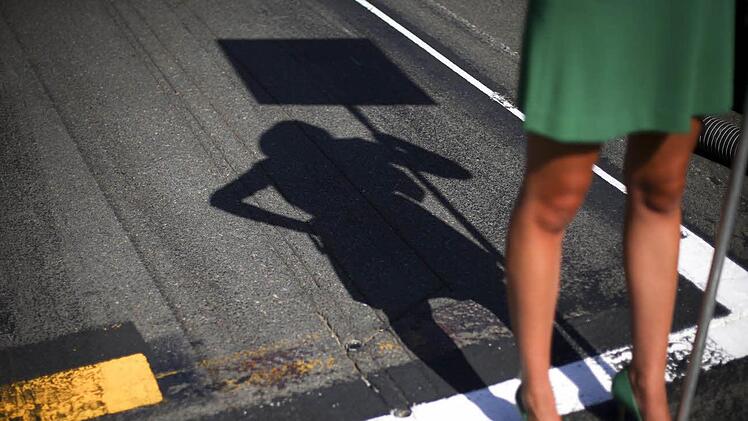 "Grid Girls" gehören wohl einfach dazu. Das "Norisring-Rennen" am Wochenende setzt weiterhin auf die leicht bekleideten Mädels. Doch eine Frauenbeauftragte der Stadt will den Sexismus am liebsten von der Rennstrecke verbannen. Symbolfoto:  Diego Azubel/dpa