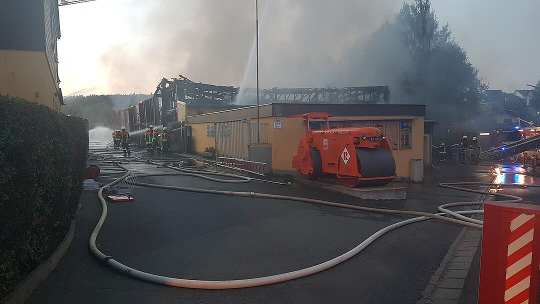 Lagerhalle in Wunsiedel komplett abgebrannt - Schaden enorm, Einsturzgefahr