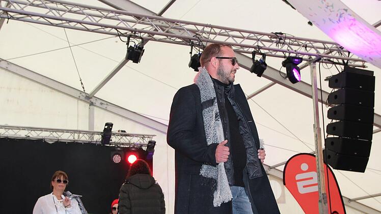 Impressionen von der Modenschau im Festzelt auf dem Coburger Schlossplatz - hier: Sebastian Straubel, Bürgermeister von Lautertal Oliver Schmidt