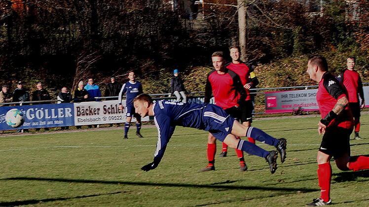 Ein Flugkopfball mit besten Haltungsnoten: Spielertrainer Harald Kaiser erzielte für den SV Rapid Ebelsbach das zwischenzeitliche 2:0 im Derby der Kreisliga Schweinfurt 2 gegen den FC Neubrunn. Am Ende setzte sich Ebelsbach mit 5:1 durch.  Die Neubrunner Thorsten Landgraf, Tobias Heckelmann und Pascal Oppelt können hier nur zuschauen.Günther Geiling