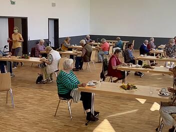Was auf den ersten Blick aussieht wie ein Speeddating ist der erste Seniorennachmittag unter dem Einfluss von Corona im Pfarrzentrum Hammelburg. Zufriedenheit trotz Abstand und ohne Personenwechsel an den Tischen. Foto: Bianca Volkert
