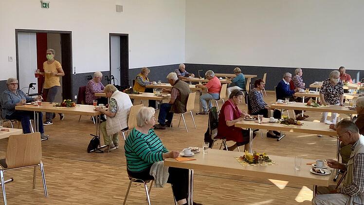 Was auf den ersten Blick aussieht wie ein Speeddating ist der erste Seniorennachmittag unter dem Einfluss von Corona im Pfarrzentrum Hammelburg. Zufriedenheit trotz Abstand und ohne Personenwechsel an den Tischen. Foto: Bianca Volkert