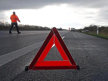 Pannenhelfer auf A9 bei Eching von Auto erfasst