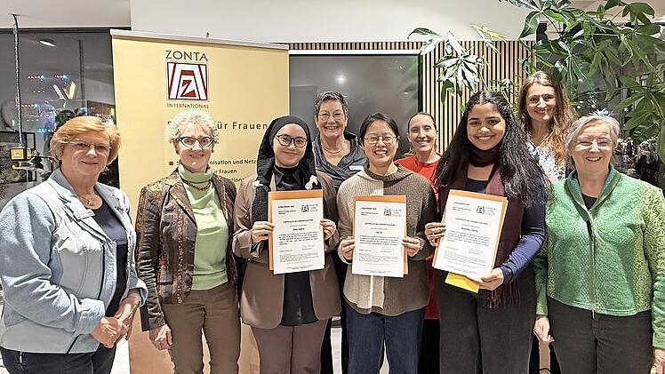 Unser Foto zeigt bei der Verleihung des STEM-Awards (von links): Klara Weigand, Ines Bender, Preistr&auml;gerin Nisa Zafira, Franziska Bickel (Vorsitzende des Vereins der Freunde Zonta), Fu Ke und ihre Mentorin Julia Promeuschel, Ankitha Shetty, Gordan...