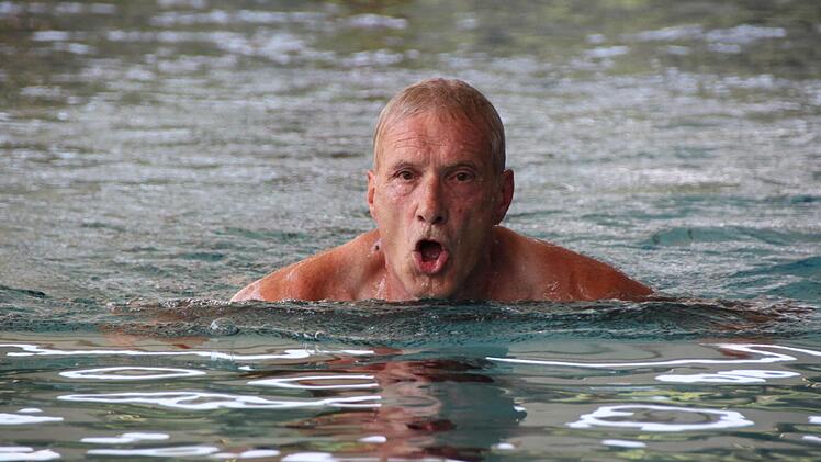 Der 61-jährige Hammelburger Kurt Kühnlein bei seinen 400 Metern im Hallenbad. Er schaftt sein zweites Sportabzeichen, in Gold. Fotos: Markus Reeh