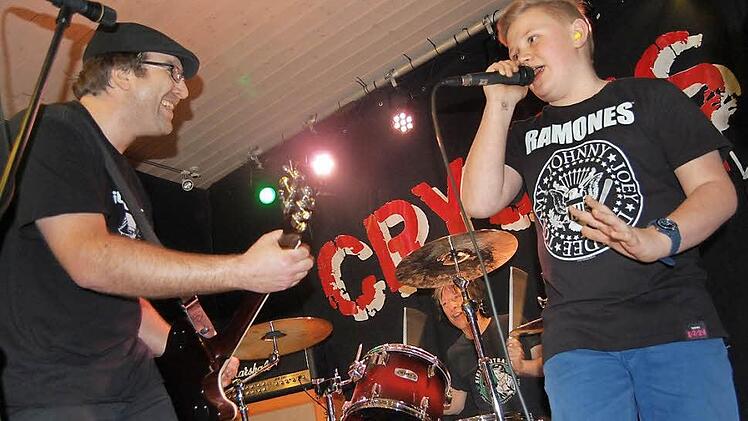 Sicher ein Höhepunkt des Konzertabends im Schorkendorfer Jugendzentrum "Schlupfwinkel": Sebastian "Basti" Knoch (Gitarrist der Punkformation "HWS"), Tote-Hosen-Schlagzeuger Vom Ritchie und Hannes Zahner (Coburg) bei der gemeinsamen Interpretation des Ramones-Klassikers "Blitzkrieg Bop".  Foto: Rolf Krebs