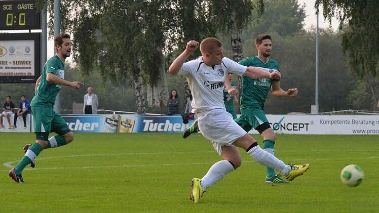 Der Eltersdorfer Jonczy erzielt das 1:0.