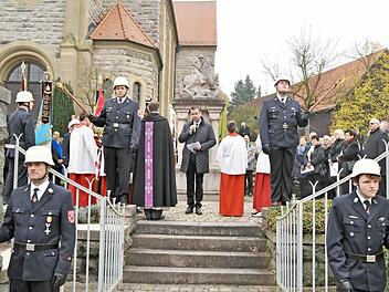 Bei einer Gedenkfeier gedachte Bürgermeister Toni Schick der Gefallenen und Opfer beider Weltkriege und legte im Auftrag der Stadt Bad Kissingen einen Kranz nieder. Fotos: Peter Klopf