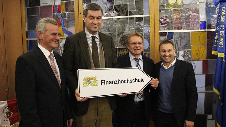 Sie verkündeten die "Frohe Botschaft" (von links): Oswald Marr, Wolfgang Beiergrößlein, Markus Söder und Jürgen Baumgärtner.  Foto: Friedwald Schedel