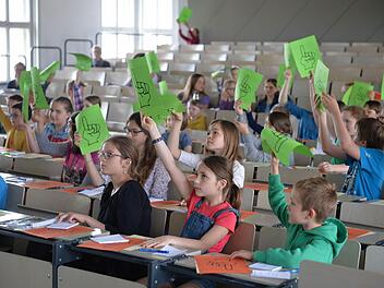 Die grüne Karte bedeutet "Ja": Fast alle Buben und Mädchen zogen sie auf die Frage von Professor Simojoki "Ein nahe stehender Mensch ist gestorben. Gehst du mit zur Beerdigung?". Foto: Ronald Rinklef