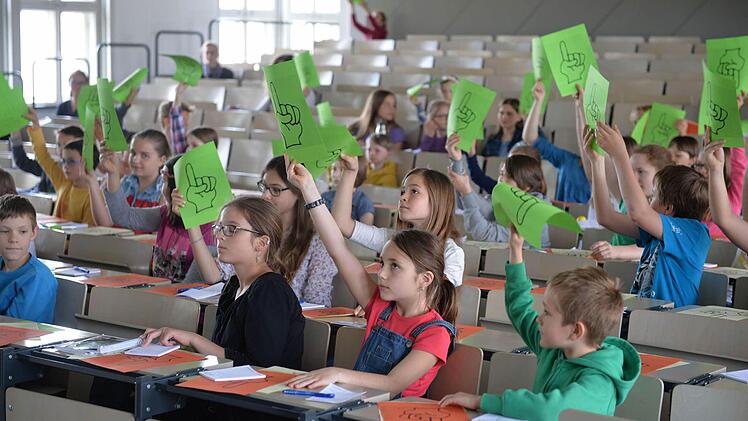 Die grüne Karte bedeutet "Ja": Fast alle Buben und Mädchen zogen sie auf die Frage von Professor Simojoki "Ein nahe stehender Mensch ist gestorben. Gehst du mit zur Beerdigung?". Foto: Ronald Rinklef