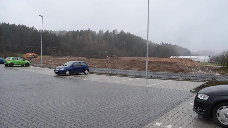 Oberhalb des dm-Drogeriemarktes in Richtung Norden entstehen zwei weitere Baumaßnahmen im Sonder-und Gewerbegebiet Obere Holzwiesen. Foto: K.- H. Hofmann