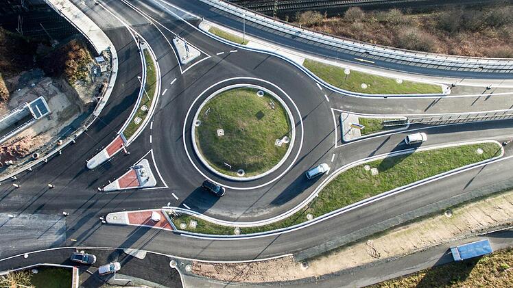 Der Kreisverkehr an der Kronacher Südbrücke soll ein Nadelöhr bei der Einfahrt in die Kreisstadt entlasten.  Foto: Heinrich Weiß
