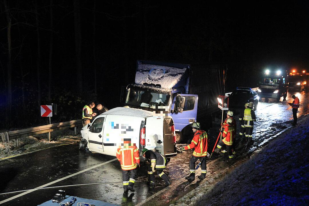 Tödlicher Glätteunfall in Unterfranken – Lkw und Kastenwagen krachen frontal ineinander
