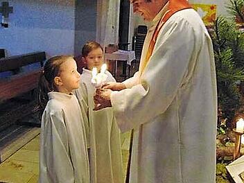 Pfarrer Andreas Hornung mit Janine und Joshua Foto: Petra Malbrich