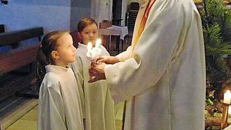 Pfarrer Andreas Hornung mit Janine und Joshua Foto: Petra Malbrich