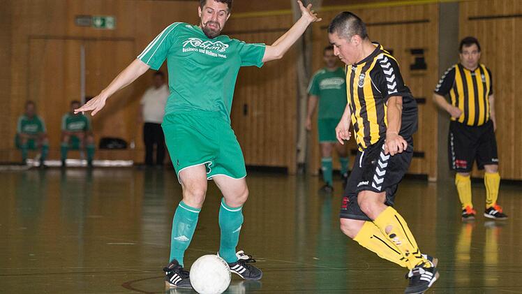 Spielszene von der Hallenbezirksmeisterschaft der A-Senioren. Foto: Heinrichi Weiß