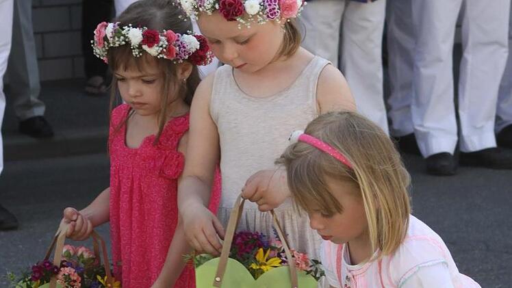 Die jüngsten Mädchen der Stadt bringen Blumen zu den Altären. Foto: Michael Wunder