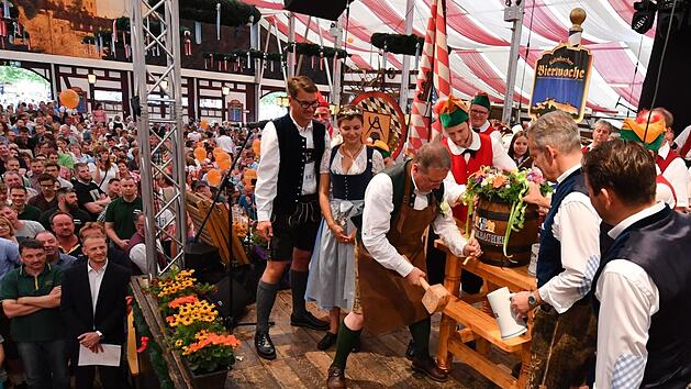 Genau einen Schlag mit dem Holzschlegel brauchte Oberb&uuml;rgermeister Henry Schramm (CSU) - dann floss der Gerstensaft in die Kr&uuml;ge. Fotos: Ronald Rinklef