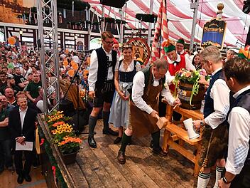 Genau einen Schlag mit dem Holzschlegel brauchte Oberbürgermeister Henry Schramm (CSU) - dann floss der Gerstensaft in die Krüge. Fotos: Ronald Rinklef