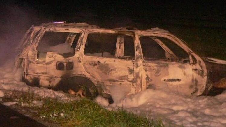 Total ausgebrannt: das Fahrzeugwrack. Der Fahrer, so die Feuerwehr,  konnte sich gerade noch aus dem Wagen  befreien. Er wurde vom Rettungsdienst versorgt und in eine Klinik gebracht. Foto: Feuerwehr Kulmbach